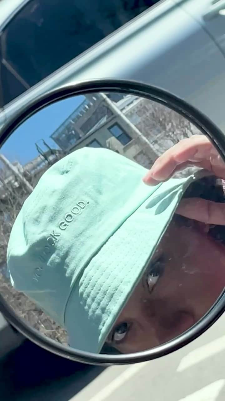 Glossierのインスタグラム：「YOU LOOK GOOD: The Bucket Hat 🧢 Chi-Town, say hello to our exclusive Chicago store merch—a deep turquoise Bucket Hat in a shade we’ve dubbed “Park.” Perfect for long springtime strolls in the city or for whenever you could use a nice compliment. For every hat sold, we’ll donate $5 to the @graymatterexp, an organization aimed at empowering young Black entrepreneurs by providing coaching, capital, curriculum, connections, and community. ⁣ ⁣ Mark your calendars, we’ll meet you at Glossier Chicago this Friday, April 14th from 10am-8pm at 932 N. Rush Street! See you there 🙂👋」