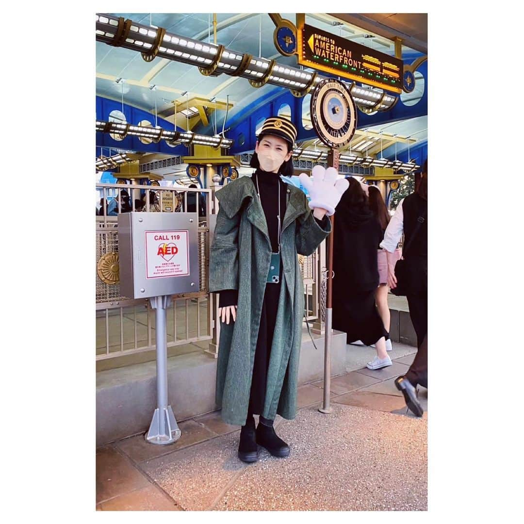 睦さんのインスタグラム写真 - (睦Instagram)「憧れのディズニーキャストに なれましたぁ🧚🏻✨  なんちって🤭  エレクトリック・レールウェイの 駅の壁画の隠れミッキーを 探しまくっていたら。  キャストさんが声をかけてくれて。  幾つあるかを 教えてくれました。  一緒に必死に、探しまくったら。  正解のご褒美に、 駅長さんの帽子を 被らせてくれましたぁ🚃👩🏻‍✈️  素晴らしい心遣いをしてくれた キャストさんの胸には、 ジミニー・クリケットのピンが キラリ🤩  後輩キャストさんを指導される トレーナーピンだもの、 さすが、です〜！  また出会えますようにっ。  #ディズニーキャスト  #disneycast  #lovot大好きな人と繋がりたい  #エレクトリックレールウェイ  #electricrailway  #駅長 ？ #ジミニークリケット  #jiminycricket  #トレーナーピン  #trainer  #ディズニー散歩  #隠れミッキー  #hiddenmickey  #おもてなし  #嬉しい❤️  #憧れ  #tdr  #ディズニーリゾート  #東京ディズニーリゾート  #disneysea  #tokyodisneyresort  #tokyodisneysea  #ディズニーシー　 #東京ディズニーシー　 #ディズニーリゾート好きと繋がりたい  #tds  #プーさん好きと繋がりたい  #モデル  #model  #睦」4月13日 6時22分 - mutsumi1220