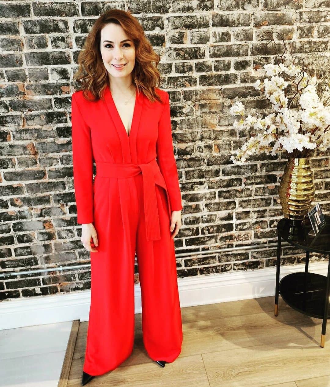 フェリシア・デイのインスタグラム：「Oh hai! Going to the Stray Gods event tonight, got glammed! Hair by @kristinpagestyling. Jumpsuit by @apc_paris. New sunglasses by @rayban. Makeup by me hehe!」