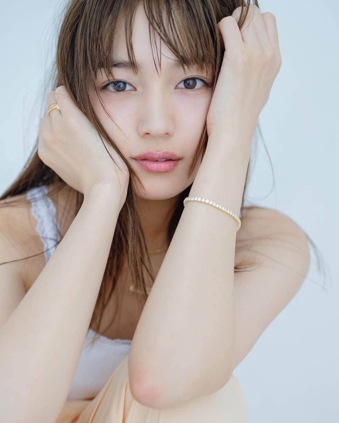 花盛友里のインスタグラム：「@ar_magazine カバーではるなちゃん！ か、わ、いー！🤍」