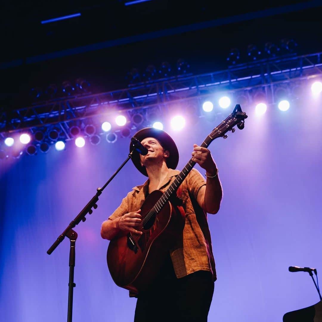 ジェイソン・ムラーズのインスタグラム：「Join us for the Mystical Magical Rhythmical Radical Ride 🎢✨ Visit JasonMraz.com for summer tour dates & upcoming spring shows!  📸 @cindaalynn」