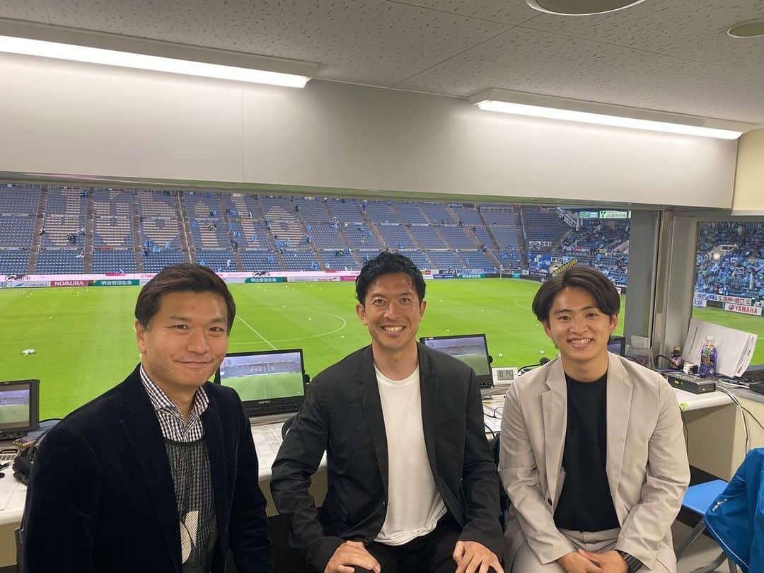 太田吉彰さんのインスタグラム写真 - (太田吉彰Instagram)「DAZN解説   ジュビロ磐田VS FC町田ゼルビアの試合の解説をさせていただきました。　  実況：新城健太　さん リポーター: 岡村久則　さん  ありがとうございました。　　　  ヤマハスタジアムでの初解説。　  #DAZN #解説  #ジュビロ磐田  #FC町田ゼルビア #ヤマハスタジアム  #新城健太  さん　#岡村久則　さん #太田吉彰」4月13日 6時50分 - yoshiakiohta09