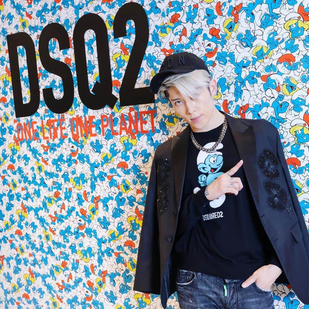 雅-MIYAVI-のインスタグラム：「One life, one planet.  Visited @dsquared2 pop up store for their new collection “One Life One Planet”which they put their passion and effort in to sustainability and its materials.  Lovely meeting lots of cute rockin smurfs   :)  うめだ阪急８F「GREEN AGE」にあるDSquared2 “ ONE LIFE ONE PLANET” ポップアップストアにお邪魔しました。  「地球環境負荷を最小限に、社会的影響は最大限に」  みんな是非、遊びに行ってみてね  😎  #スマーフかわゆす」
