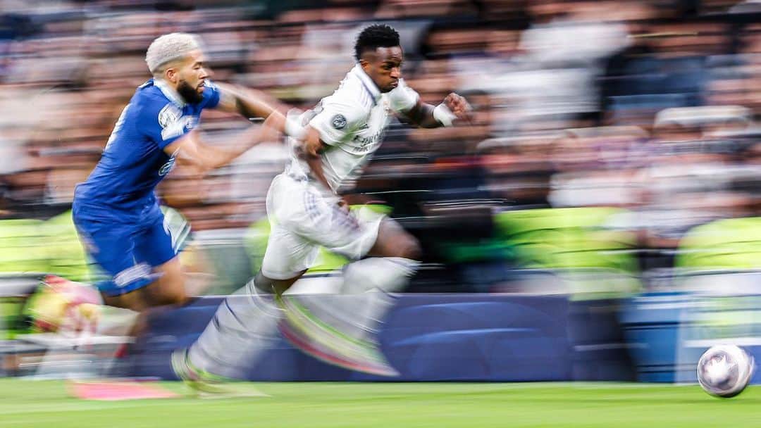 ヴィニシウス・ジュニオールのインスタグラム：「La mística de las noches de Champions en el Bernabéu 🤍💫」