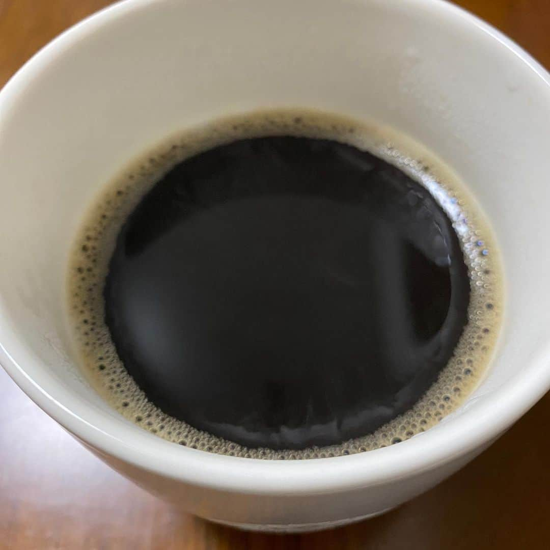 カバさんのインスタグラム写真 - (カバInstagram)「おはようございます 今日もコーヒーから (29日目)  コーヒーチャレンジし出して 間も無く1ヶ月ですか！ 早いですね！ 1ヶ月経って、どんな変化があったのかお伝えしますので、楽しみにしてて下さいね！  普段コーヒー飲んでる人は、そんなこともあったなぁ、と！ 僕みたいにコーヒー飲めない人は、そんなことになるんだ！と！ 個人差あると思いますが、何か少しでも感じてもらえたらなぁと！  あと今更ですが、ストーリーであげてたものを投稿して残そうと思ったのでこちらにします！  いつまで続けるかわかりませんが、まぁのぞいてやってください😊  では皆さま、良い一日を！  #コーヒーチャレンジ #苦手なコーヒーをお茶の感覚で飲めるようになるまでの道のり #コーヒー #coffee #コーヒーチャレンジ #coffeechallenge #カフェ #Caffe #吉本新喜劇 #yoshimotoshinkigeki #カバ #kaba #cava #hippopotamus #hippo #皆さま、今日も良い一日を」4月13日 7時00分 - kabaking0129