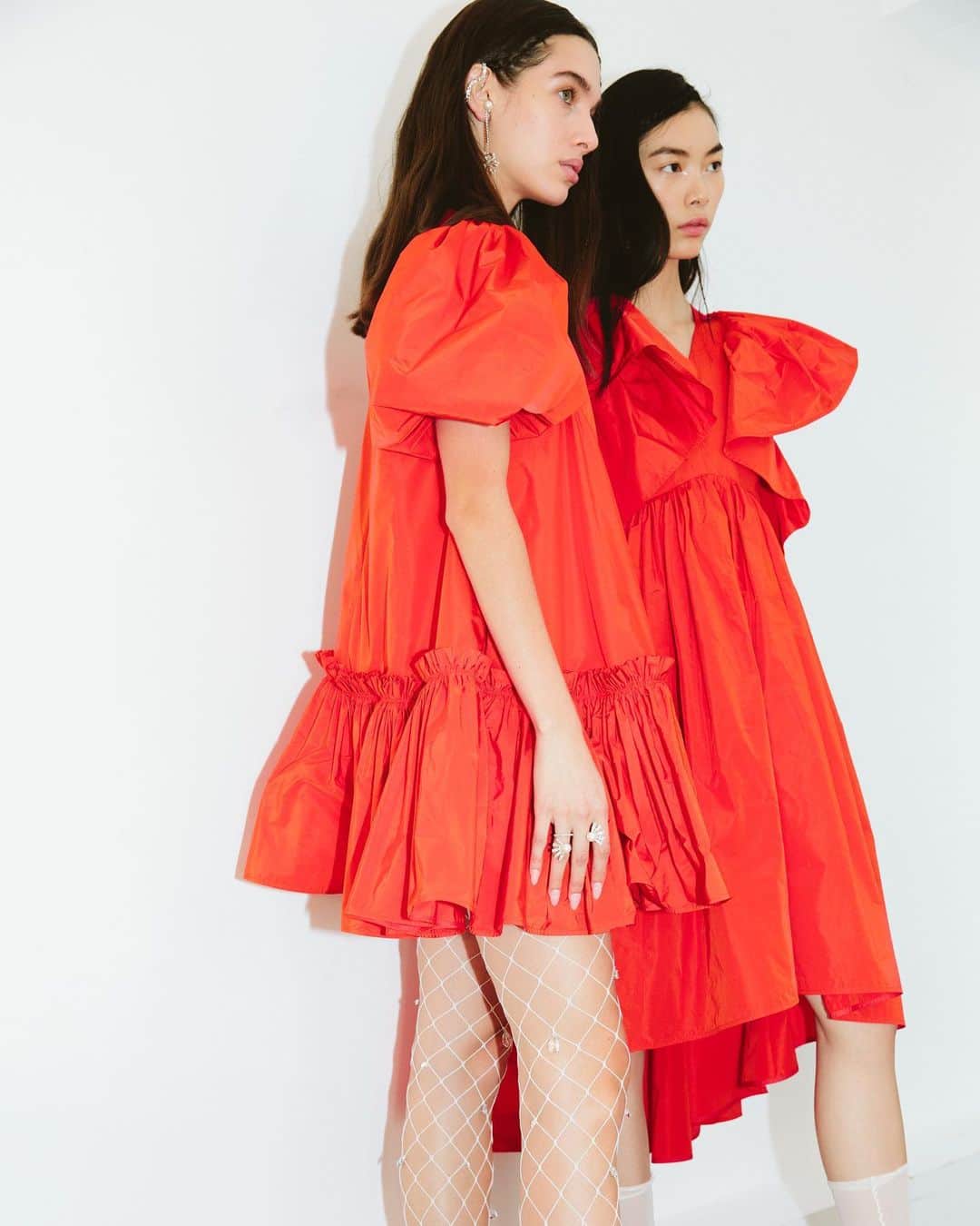 アディアムのインスタグラム：「Vibrant and bold camellia red in flowy and feminine silhouettes seen backstage at the #ADEAM Spring Summer 2023 show.」