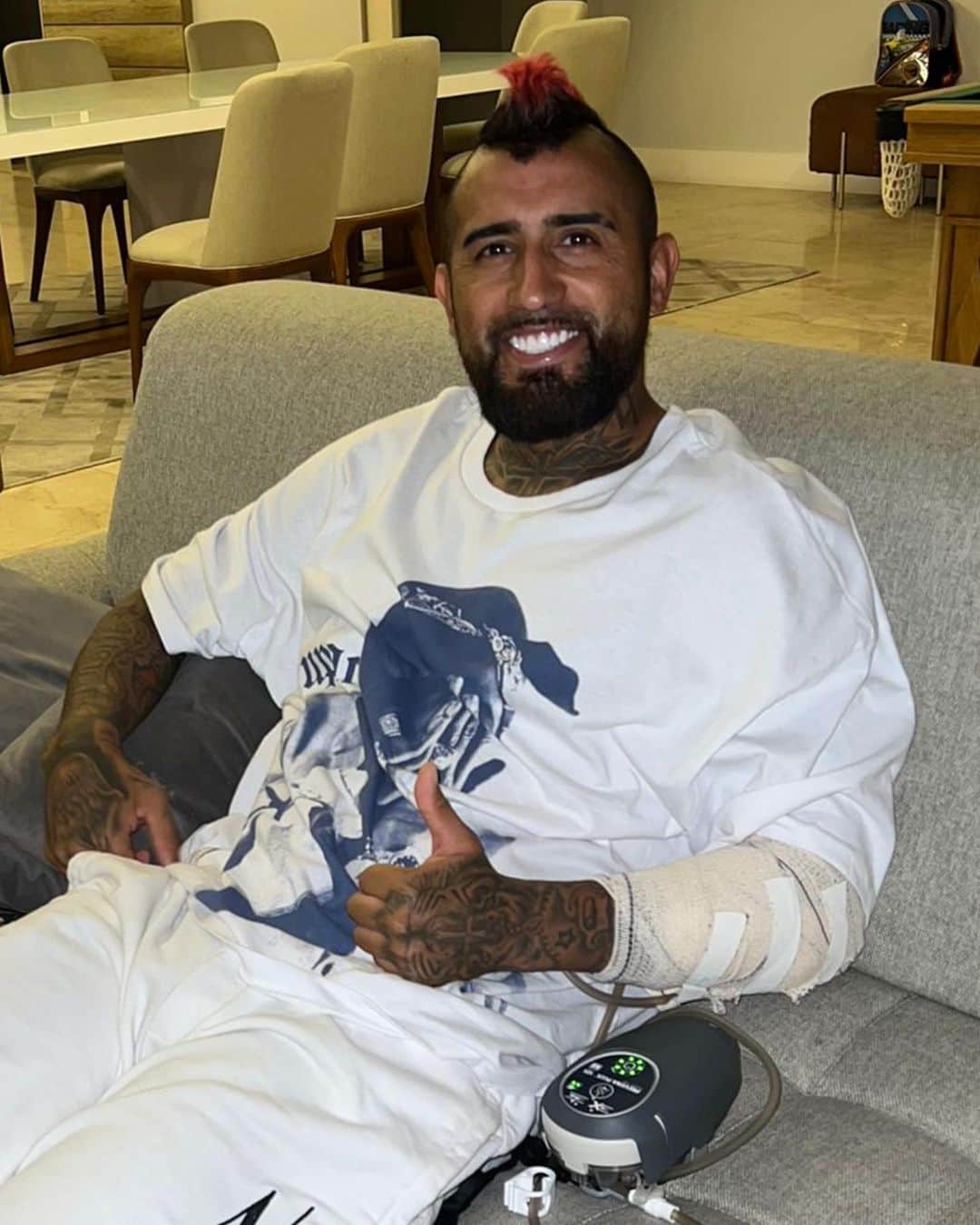 アルトゥーロ・ビダルのインスタグラム：「Por fin en casita!!!🙏🏽😁👍🏽 muchas gracias a todos por sus palabras y sus buenas energías!! 🙏🏻❤️ Espero pronto estar de vuelta en las canchas, saludos y bendiciones para todos!!!👌👌👌👌👌👌」