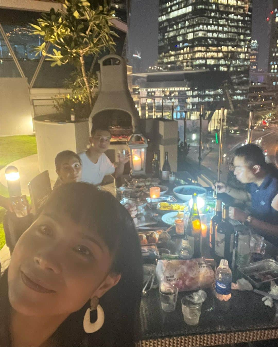 前田阿希子さんのインスタグラム写真 - (前田阿希子Instagram)「BBQ😘🍖😍  ドバイは暑くなるギリギリ一歩手前… 夜のひと時が気持ちいいです。 気のおけない人たちとワイワイ。 子供たちはひたすら粘土をコネコネコネコネ こねくりまわしておりました😅  #dubai🇦🇪#dubailife  #lovelyfriends #teamasia」4月13日 7時07分 - akiko_1206