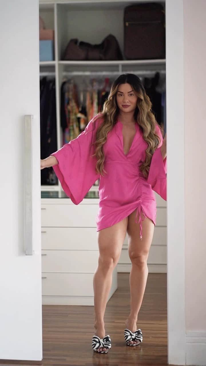 Juliana Salimeniのインスタグラム：「Quem me acompanha sabe que eu uso e recomendo o @newhaircaps há mais de 5 anos e o que eu mais amo é que eles estão sempre inovando e deixando o New Hair ainda melhor!  Vocês já viram a nova formula do New Hair com Ácido Hialurônico? Deixo aqui a recomendação para você testar e se apaixonar também! 🥰  *não recomendado para gestantes e lactantes  #newhair #newhairoficial #cabelos #ácidohialurônico #fios #unhas」