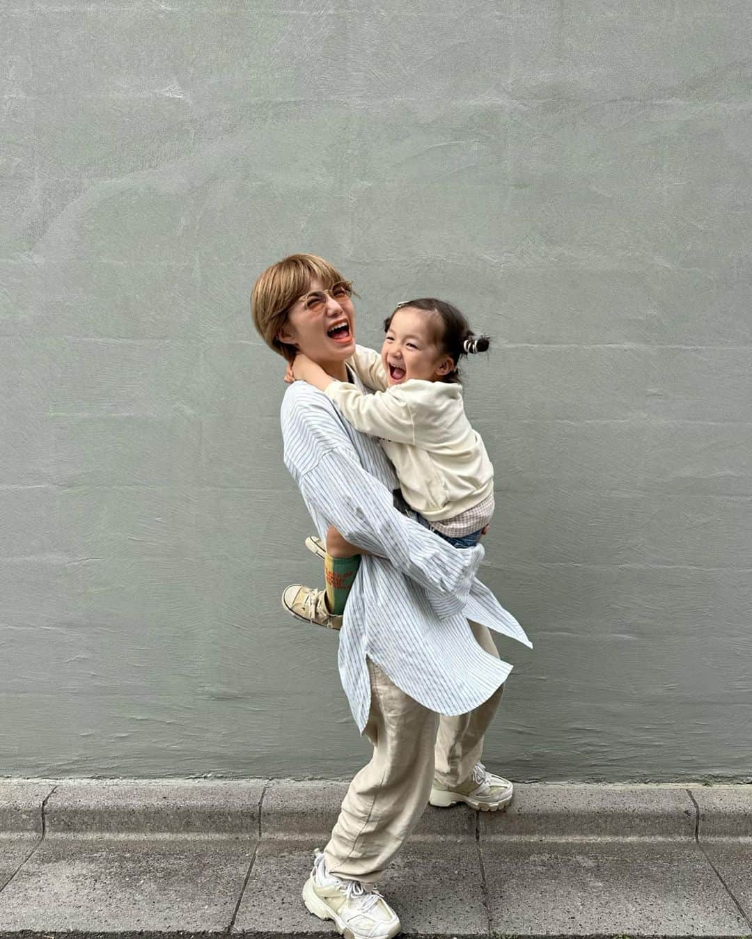 長谷川あやのインスタグラム：「・ 春休み終わったと思いきや 午前保育がまだまだ続く、、、笑  4月から年少さんになりとっても頼りになる娘👧🫶 お姉さんモード突入でいままで以上に 甘えてくれなくなって寂しいけど これからもたくましく成長しておくれ🤍  👓@ishidakazuho × @bj_classic_collection  調光レンズ＋ブルーライトカット付きで もう手放せないっ🥺🥺🥺🫶  #3歳#3歳10ヶ月#子供のいる生活#女の子ママ#小夏のいる生活」