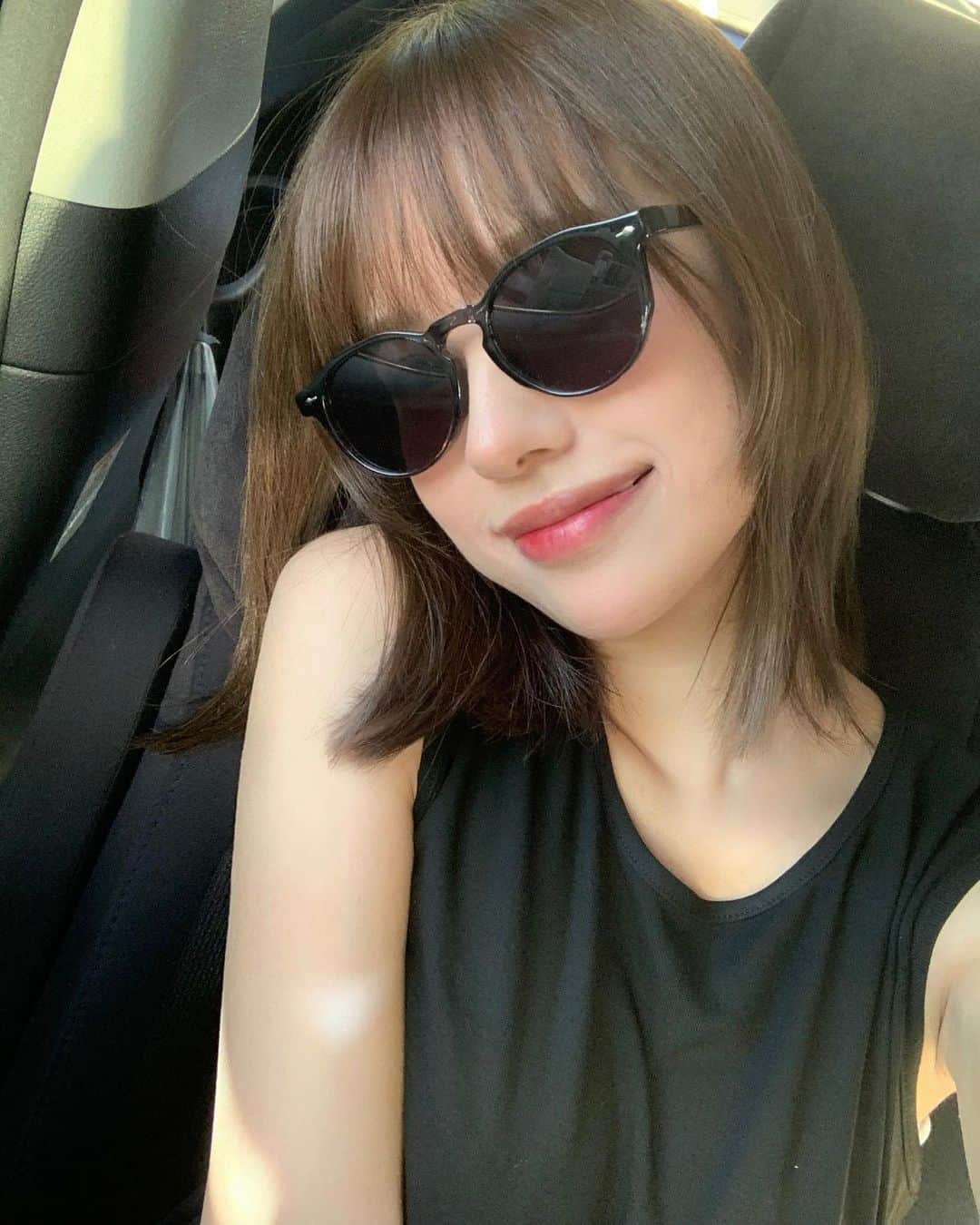 のインスタグラム：「. ストーリーが好評だったのでフィードにも♡ 新作のこのサングラス人気そうで、、🕶 意外とこういうベーシックなの持ってなかったから今回夏前にセレクトできて良かった🤍 @uloi.jp」