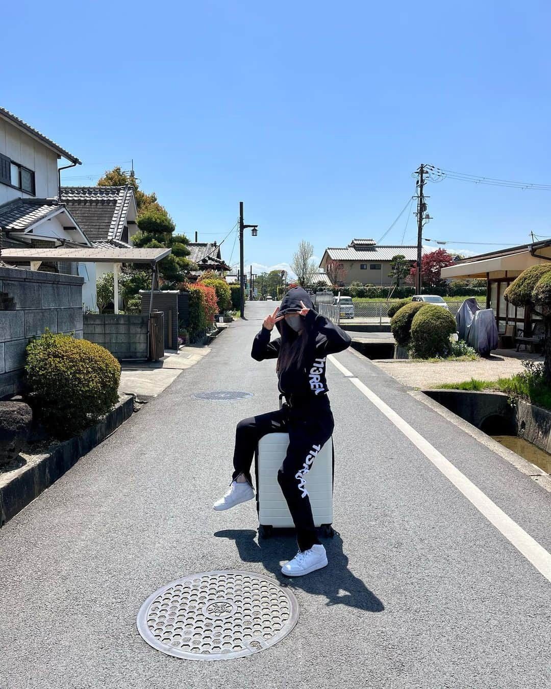 橘楓のインスタグラム：「. . 田舎すきや(⃔ *`꒳´ * )⃕↝ 奈良薬師寺⛩  歴史的建築物🐉🙏🏻 世界遺産で堂本剛聴いてた🫠💤  昔ライブやってた場所(´>∀<｀)ゝ 街🎧よきすぎる♩( ´ｰ`* )♩  . . . #関西#帰省#散歩#嵐山#京都#奈良#大阪#姫路#旅#桜#お花見#世界遺産#薬師寺#奈良の大仏#堂本剛#インスタ映え#映えスポット#ギャルしか勝たん#asiagirl#japanesegirl#🌸🌸🌸」