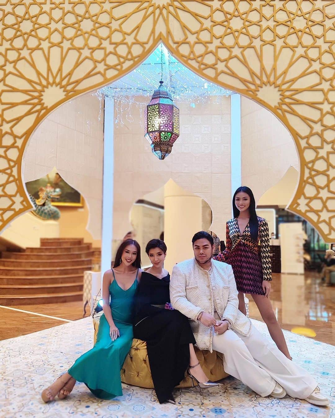 Ivan Gunawanさんのインスタグラム写真 - (Ivan GunawanInstagram)「Surround yourself with good people and may this ramadhan always heals your hearts, cleanse our minds and purity our souls.  #ivangunawan #ramadhanvibes #goodpeople #spreadkindness」4月12日 22時23分 - ivan_gunawan