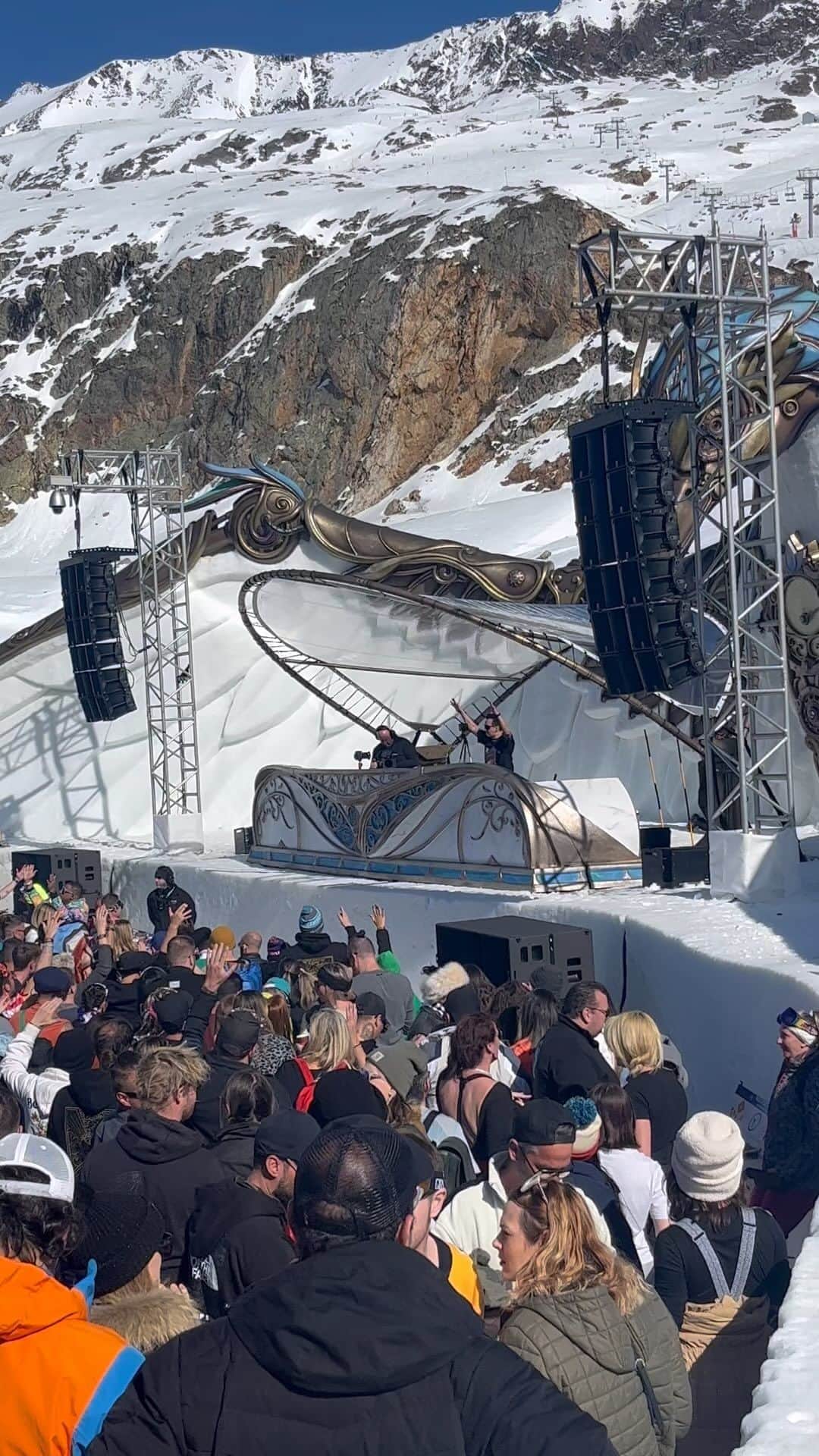 レイドバック・ルークのインスタグラム：「The energy at Tomorrowland Winter was electric, and I was thrilled to debut my newest track ‘Bad Love’ 🔥 Watch the video and join the party! 🎉🔊 Are you ready for my next release? 👀」