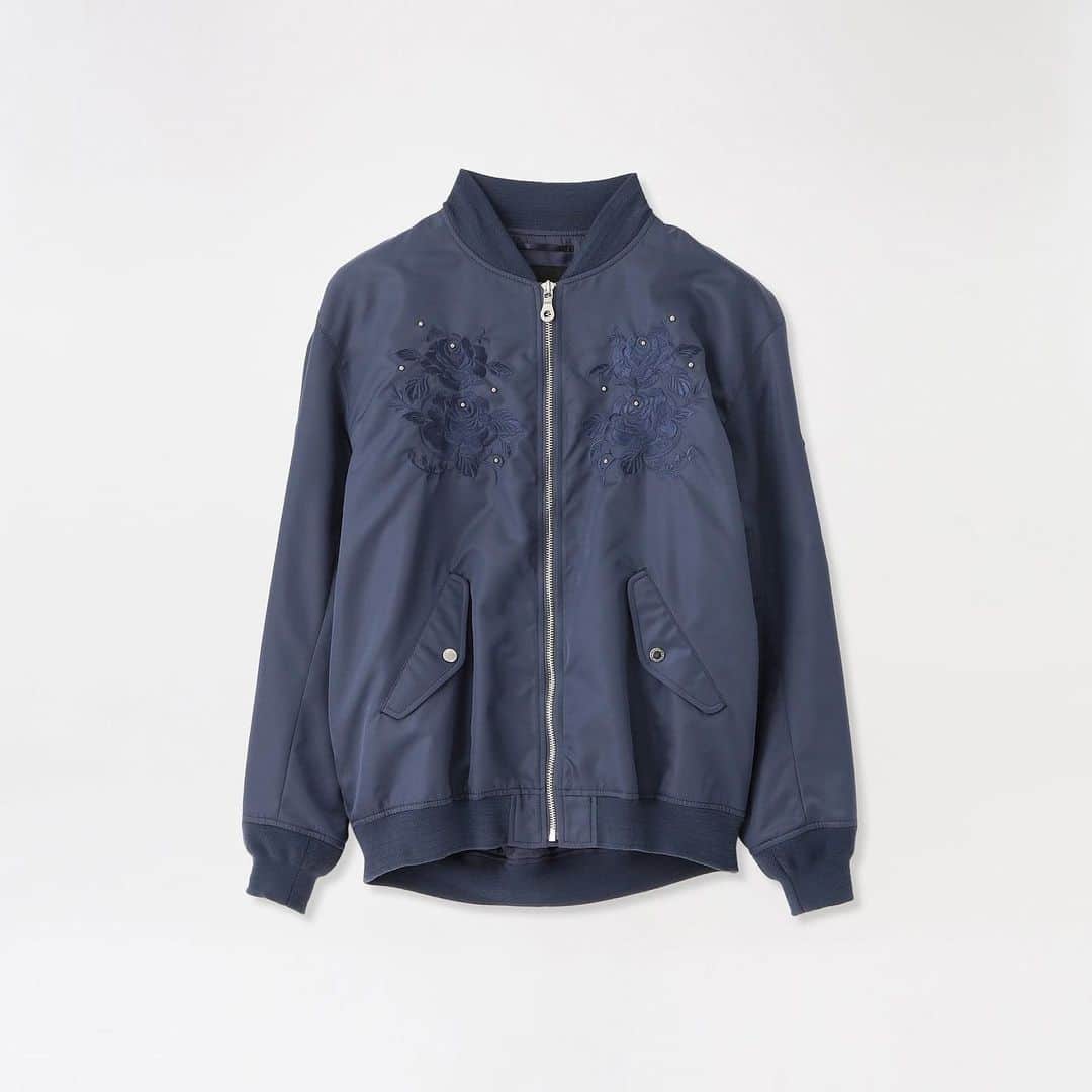LOVELESS/GUILD PRIME 公式アカウントのインスタグラム：「【PICK UP】  RAMPONIエンブロイダリー MA-1  フロントの刺繍とRAMPONI社のスタッズが華やかなMA-1ブルゾン。適度なハリ感と上品な光沢が特徴のナイロンを使用。 フロントに施したスタッズはイタリアRAMPONI(ランポーニ)社製のもの。 ラグジュアリー感があり、エレガントな表情を持つのが特徴です。程よくラフに着ることのできるオーバーサイズシルエット。  画像をタップで商品をご覧頂けます。」