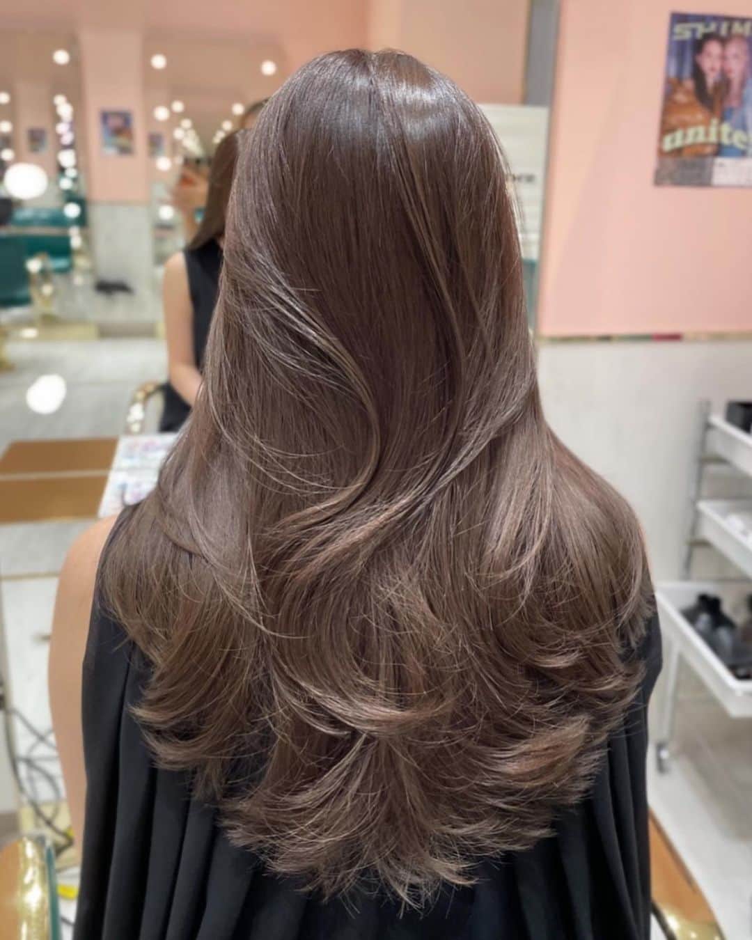 原涼香のインスタグラム：「大人気カラー!! 𝙣𝙪𝙙𝙚 𝙗𝙧𝙤𝙬𝙣 🤎✨ 赤味のない透明感カラーに ワンカールで可愛くなるレイヤーカット✔︎ ㅤㅤㅤㅤㅤㅤㅤㅤㅤㅤㅤㅤㅤㅤㅤㅤㅤㅤㅤㅤㅤㅤㅤㅤㅤㅤㅤㅤㅤㅤㅤㅤㅤㅤㅤㅤㅤㅤㅤ menu... ● カット ● プレミアムケアカラー ● バイカルテトリートメント ㅤㅤㅤㅤㅤㅤㅤㅤㅤㅤㅤㅤㅤ 春ヘアー是非お任せください♡ ㅤㅤㅤㅤㅤㅤㅤㅤㅤㅤㅤㅤㅤㅤㅤㅤㅤㅤㅤㅤㅤㅤㅤㅤㅤㅤㅤㅤㅤㅤㅤㅤㅤㅤㅤㅤㅤㅤㅤㅤㅤㅤㅤㅤㅤㅤㅤㅤㅤㅤㅤㅤ ㅤㅤㅤㅤㅤㅤㅤㅤㅤㅤㅤㅤㅤ  ㅤㅤㅤㅤㅤㅤㅤㅤㅤㅤㅤㅤㅤ ㅤㅤㅤㅤㅤㅤㅤㅤㅤㅤㅤㅤㅤ  ㅤㅤㅤㅤㅤㅤㅤㅤㅤㅤㅤㅤㅤ #SHIMA#韓国ヘア#韓国スタイル#海外ヘア#ハイトーン#ブリーチカラー#ブリーチなしカラー#グレージュ#ベージュ#オリーブグレージュ#オリーブカラー#ラベンダーグレージュ#ラベンダーカラー#透明感カラー#銀座美容室#銀座美容院#ワンホンヘア#ワンホン#暗髪#시스루뱅#레이어컷#레이어드컷」