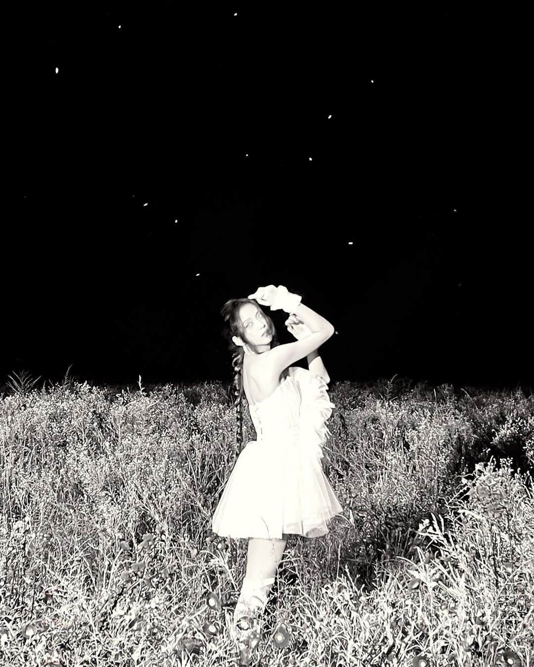 ジスさんのインスタグラム写真 - (ジスInstagram)「밤하늘의 별이 되어준 별레와 함께 한 오늘의 지수 보러 가세요 💫⭐️」4月12日 22時25分 - sooyaaa__