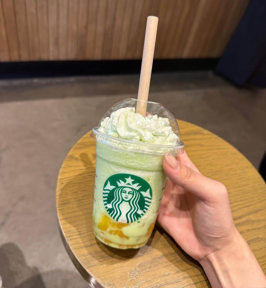 高木由梨奈のインスタグラム：「メロンオブメロンフラペチーノ🍈 美味しかった〜☺️久々にフラペチーノ飲んだ気がする💭 ¥700のドリンクチケットで¥700ぴったりだったからなんだか嬉しい🐕♩ みんなメロン飲んだーーー？？？🍈  #スタバ新作 #メロンオブメロンフラペチーノ」