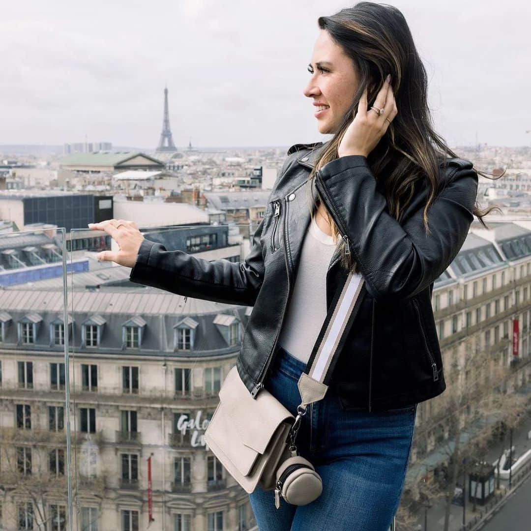 ボトキエのインスタグラム：「When you’re ready for a casual day in Paris, meet us in the city with our Cobble Hill Crossbody 🤍」