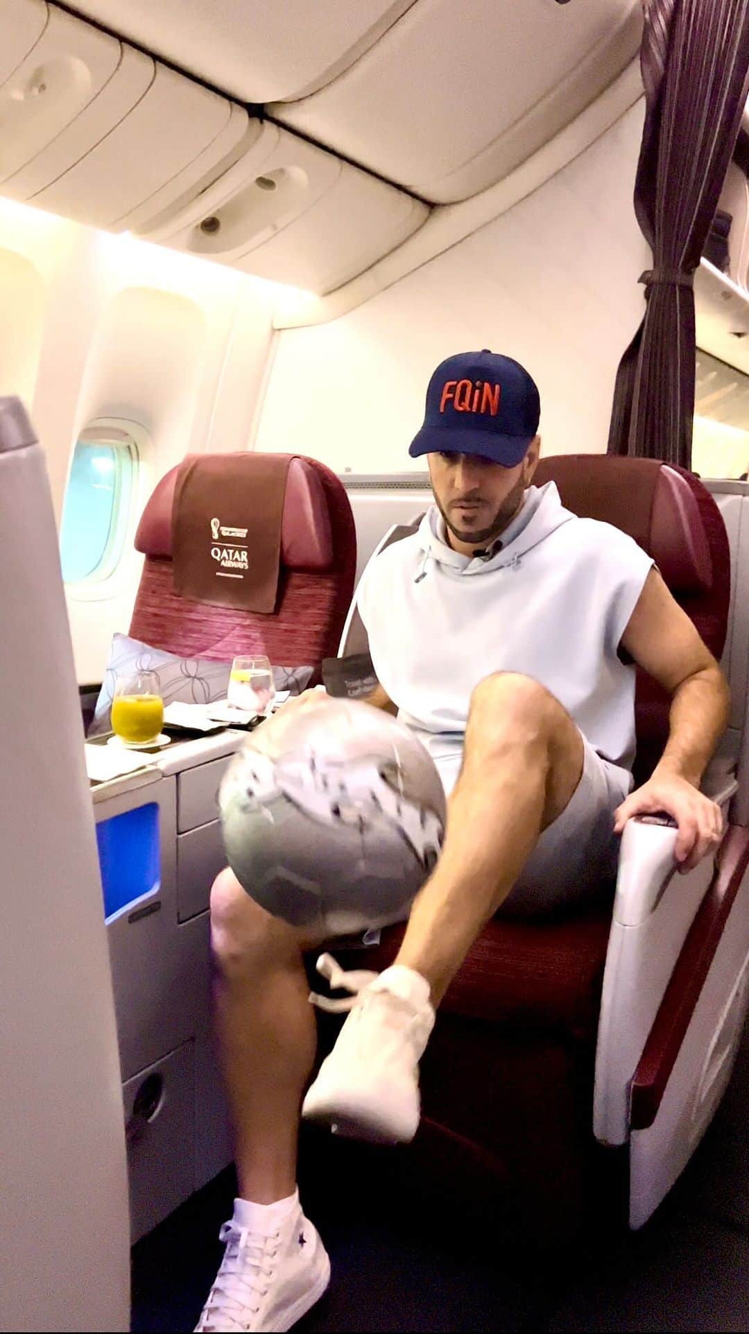 ショーン・ガルニエのインスタグラム：「What's your favorite airline ? #travel #airlines #businessclass」