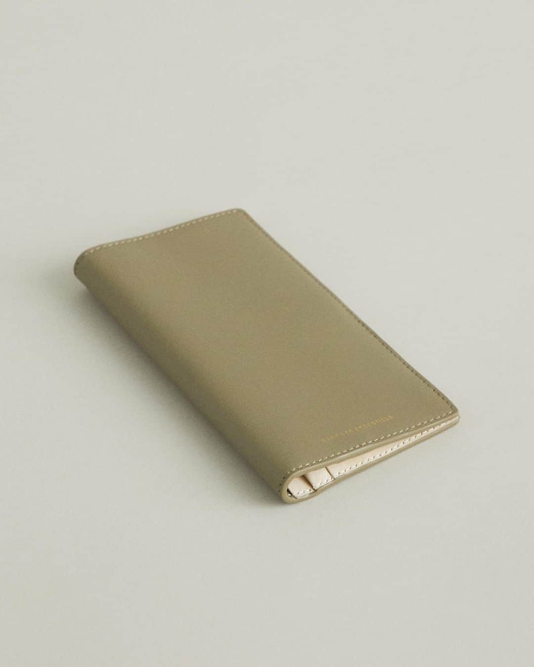 ウォントのインスタグラム：「Ever green.⁠ ⁠ The Fleming wallet is made from a high-quality French leather that gets even more beautiful with age.⁠ ⁠ Shop the Fleming Wallet in store and online at wantlesessentiels.com⁠ —⁠ Le vert, toujours.⁠ ⁠ Le portefeuille Fleming est fabriqué à partir d'un cuir français de haute qualité qui s'embellit avec le temps.⁠ ⁠ Achetez le portefeuille Fleming en magasin et en ligne sur wantlesessentiels.com」