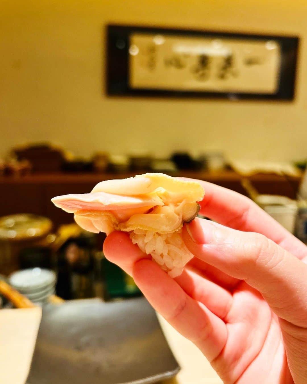 池尻和佳子さんのインスタグラム写真 - (池尻和佳子Instagram)「まだ明るい時間からお寿司が食べられる幸せ。丁寧なお仕事、今日も大将ありがとうございました。」4月12日 22時35分 - wakako_ikejiri_rkb