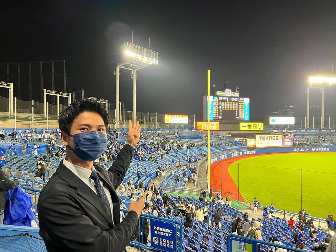 のインスタグラム：「ベイスターズの応援で神宮球場に行ってきました！ エスコバー投手、ノーアウト満塁を1球でツーアウト二、三塁に！最後はアウトローのストレートで見逃し三振！ ヒーローインタビューはそのエスコバー投手でした！ ナイスゲーム！！！  #baystars #横浜頂戦 #オトコハダマッテナゲルダケ #横浜DeNAベイスターズ #山田みきとし」