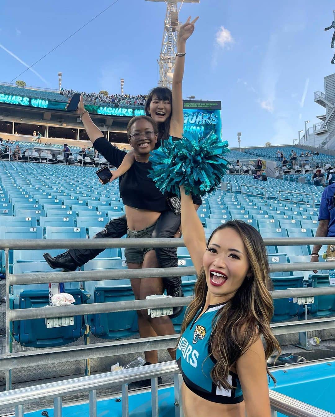 本田景子さんのインスタグラム写真 - (本田景子Instagram)「My cheerleaders!!🥹🇯🇵🫶  Lot's of my Japanese friends came to the game 2022-2023 season to see & cheer me🥺❤️  Nothing better than this!!😭❤️  Thank you for coming!!  Love y'all!!!!❤️❤️❤️  2022-2023シーズン、ジャクソンビルや遠方から、日本人の方々が私の応援に来て下さいました🥹❤️  日本人が少ないこのエリアで、スタジアムで日本人を見ることはほとんどないのでとても嬉しかったです。 フットボールに興味がなくても、一人でも多くの日本人の方々に、その面白さや会場の雰囲気、アメリカNo.1スポーツの醍醐味を感じて欲しいなとこの5年間頑張ってきました。 私がこの地にいる意味はそこにあると思うので。 フィールドからみなさんの笑顔を見つけた時は、何よりも励みになり、目頭熱くなるとともに全身にパワー漲りました。 応援の力ってすごいなと改めて感じる瞬間でした。 愛を感じました。 写真を撮れなかった方もいるので、この他にも来て下さった方はいます。  みなさま、試合に足を運んで下さりありがとうございました😊❤️  らぶ🫶❤️  #america #jacksonville #florida #Jags #jaguars #roar #theroarofthejaguars #nfl #cheer #cheerleader #nflcheerleader #americandream #duuuval #チア #アメリカ生活 #チアリーダー #夢 #挑戦 #意志あるところに道は開ける #wheretheresawilltheresaway #challenge #chance #passion #dream #love #japanese」4月12日 22時32分 - keikohonda1111
