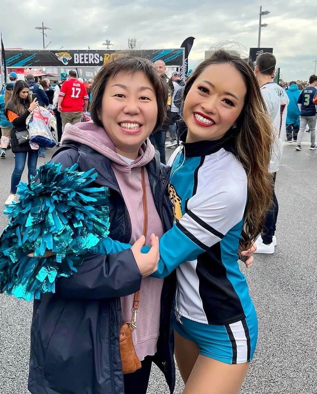 本田景子さんのインスタグラム写真 - (本田景子Instagram)「My cheerleaders!!🥹🇯🇵🫶  Lot's of my Japanese friends came to the game 2022-2023 season to see & cheer me🥺❤️  Nothing better than this!!😭❤️  Thank you for coming!!  Love y'all!!!!❤️❤️❤️  2022-2023シーズン、ジャクソンビルや遠方から、日本人の方々が私の応援に来て下さいました🥹❤️  日本人が少ないこのエリアで、スタジアムで日本人を見ることはほとんどないのでとても嬉しかったです。 フットボールに興味がなくても、一人でも多くの日本人の方々に、その面白さや会場の雰囲気、アメリカNo.1スポーツの醍醐味を感じて欲しいなとこの5年間頑張ってきました。 私がこの地にいる意味はそこにあると思うので。 フィールドからみなさんの笑顔を見つけた時は、何よりも励みになり、目頭熱くなるとともに全身にパワー漲りました。 応援の力ってすごいなと改めて感じる瞬間でした。 愛を感じました。 写真を撮れなかった方もいるので、この他にも来て下さった方はいます。  みなさま、試合に足を運んで下さりありがとうございました😊❤️  らぶ🫶❤️  #america #jacksonville #florida #Jags #jaguars #roar #theroarofthejaguars #nfl #cheer #cheerleader #nflcheerleader #americandream #duuuval #チア #アメリカ生活 #チアリーダー #夢 #挑戦 #意志あるところに道は開ける #wheretheresawilltheresaway #challenge #chance #passion #dream #love #japanese」4月12日 22時32分 - keikohonda1111