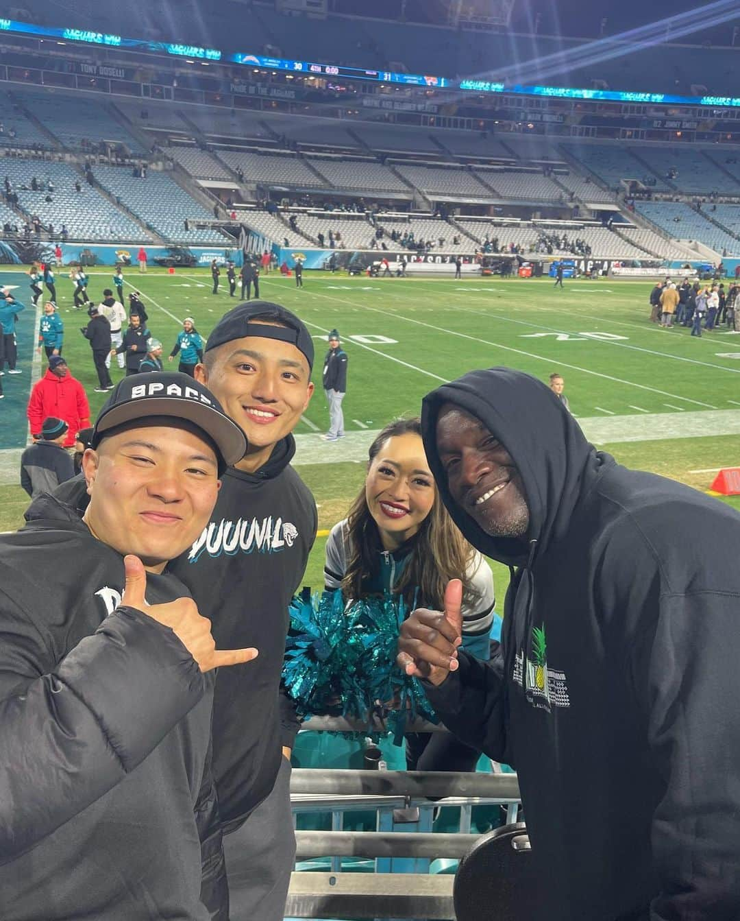 本田景子さんのインスタグラム写真 - (本田景子Instagram)「My cheerleaders!!🥹🇯🇵🫶  Lot's of my Japanese friends came to the game 2022-2023 season to see & cheer me🥺❤️  Nothing better than this!!😭❤️  Thank you for coming!!  Love y'all!!!!❤️❤️❤️  2022-2023シーズン、ジャクソンビルや遠方から、日本人の方々が私の応援に来て下さいました🥹❤️  日本人が少ないこのエリアで、スタジアムで日本人を見ることはほとんどないのでとても嬉しかったです。 フットボールに興味がなくても、一人でも多くの日本人の方々に、その面白さや会場の雰囲気、アメリカNo.1スポーツの醍醐味を感じて欲しいなとこの5年間頑張ってきました。 私がこの地にいる意味はそこにあると思うので。 フィールドからみなさんの笑顔を見つけた時は、何よりも励みになり、目頭熱くなるとともに全身にパワー漲りました。 応援の力ってすごいなと改めて感じる瞬間でした。 愛を感じました。 写真を撮れなかった方もいるので、この他にも来て下さった方はいます。  みなさま、試合に足を運んで下さりありがとうございました😊❤️  らぶ🫶❤️  #america #jacksonville #florida #Jags #jaguars #roar #theroarofthejaguars #nfl #cheer #cheerleader #nflcheerleader #americandream #duuuval #チア #アメリカ生活 #チアリーダー #夢 #挑戦 #意志あるところに道は開ける #wheretheresawilltheresaway #challenge #chance #passion #dream #love #japanese」4月12日 22時32分 - keikohonda1111