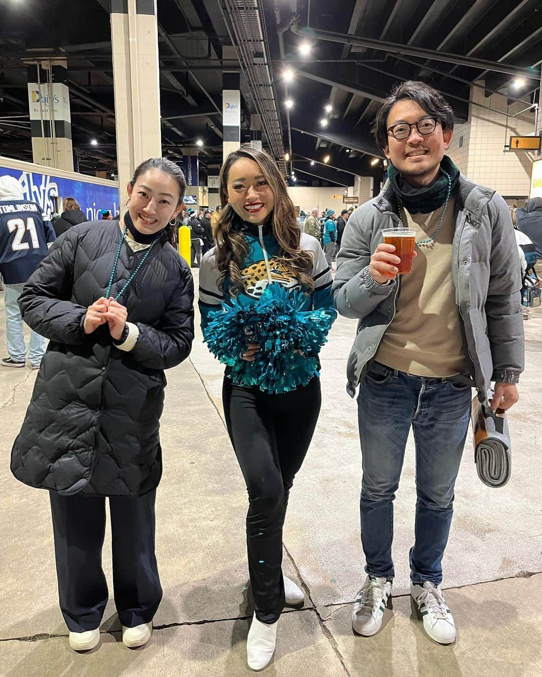 本田景子さんのインスタグラム写真 - (本田景子Instagram)「My cheerleaders!!🥹🇯🇵🫶  Lot's of my Japanese friends came to the game 2022-2023 season to see & cheer me🥺❤️  Nothing better than this!!😭❤️  Thank you for coming!!  Love y'all!!!!❤️❤️❤️  2022-2023シーズン、ジャクソンビルや遠方から、日本人の方々が私の応援に来て下さいました🥹❤️  日本人が少ないこのエリアで、スタジアムで日本人を見ることはほとんどないのでとても嬉しかったです。 フットボールに興味がなくても、一人でも多くの日本人の方々に、その面白さや会場の雰囲気、アメリカNo.1スポーツの醍醐味を感じて欲しいなとこの5年間頑張ってきました。 私がこの地にいる意味はそこにあると思うので。 フィールドからみなさんの笑顔を見つけた時は、何よりも励みになり、目頭熱くなるとともに全身にパワー漲りました。 応援の力ってすごいなと改めて感じる瞬間でした。 愛を感じました。 写真を撮れなかった方もいるので、この他にも来て下さった方はいます。  みなさま、試合に足を運んで下さりありがとうございました😊❤️  らぶ🫶❤️  #america #jacksonville #florida #Jags #jaguars #roar #theroarofthejaguars #nfl #cheer #cheerleader #nflcheerleader #americandream #duuuval #チア #アメリカ生活 #チアリーダー #夢 #挑戦 #意志あるところに道は開ける #wheretheresawilltheresaway #challenge #chance #passion #dream #love #japanese」4月12日 22時32分 - keikohonda1111