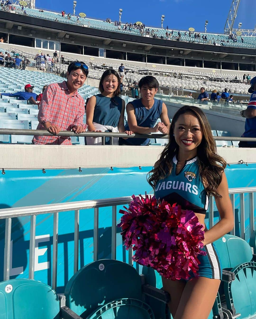 本田景子さんのインスタグラム写真 - (本田景子Instagram)「My cheerleaders!!🥹🇯🇵🫶  Lot's of my Japanese friends came to the game 2022-2023 season to see & cheer me🥺❤️  Nothing better than this!!😭❤️  Thank you for coming!!  Love y'all!!!!❤️❤️❤️  2022-2023シーズン、ジャクソンビルや遠方から、日本人の方々が私の応援に来て下さいました🥹❤️  日本人が少ないこのエリアで、スタジアムで日本人を見ることはほとんどないのでとても嬉しかったです。 フットボールに興味がなくても、一人でも多くの日本人の方々に、その面白さや会場の雰囲気、アメリカNo.1スポーツの醍醐味を感じて欲しいなとこの5年間頑張ってきました。 私がこの地にいる意味はそこにあると思うので。 フィールドからみなさんの笑顔を見つけた時は、何よりも励みになり、目頭熱くなるとともに全身にパワー漲りました。 応援の力ってすごいなと改めて感じる瞬間でした。 愛を感じました。 写真を撮れなかった方もいるので、この他にも来て下さった方はいます。  みなさま、試合に足を運んで下さりありがとうございました😊❤️  らぶ🫶❤️  #america #jacksonville #florida #Jags #jaguars #roar #theroarofthejaguars #nfl #cheer #cheerleader #nflcheerleader #americandream #duuuval #チア #アメリカ生活 #チアリーダー #夢 #挑戦 #意志あるところに道は開ける #wheretheresawilltheresaway #challenge #chance #passion #dream #love #japanese」4月12日 22時32分 - keikohonda1111