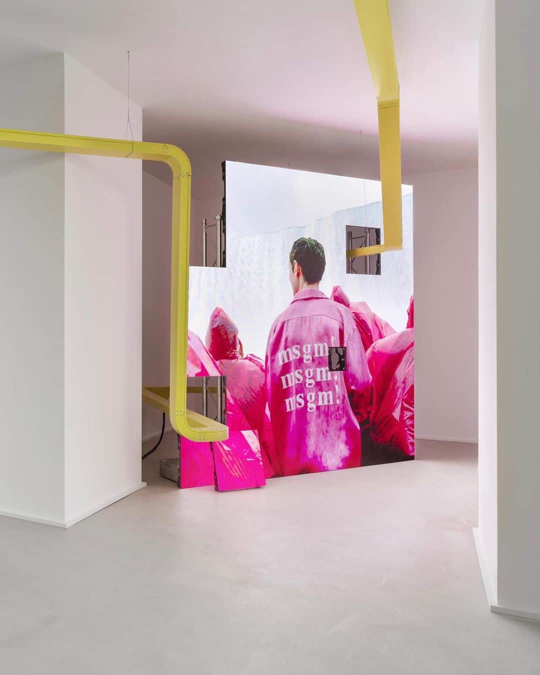 マッシモ・ジョルジェッティーさんのインスタグラム写真 - (マッシモ・ジョルジェッティーInstagram)「@EVAANDFRANCOMATTES hold a very special place in my (he)Art: their work reflects the NOW and its absurdities, our contemporary networked connections unlike anyone else’s… 🐈 💛🐈 A permanent installation, “Portrait of a Hashtag”, is the pride of our @MSGM HQ in Milan. A new site specific installation by Eva and Franco, commissioned by MSGM, is about to welcome visitors at @miartmilano this year. I’m excited and looking forward to this special moment…  See you at MIART and Buona Arte a tutti! 💥💥💥」4月12日 22時43分 - massimogiorgetti