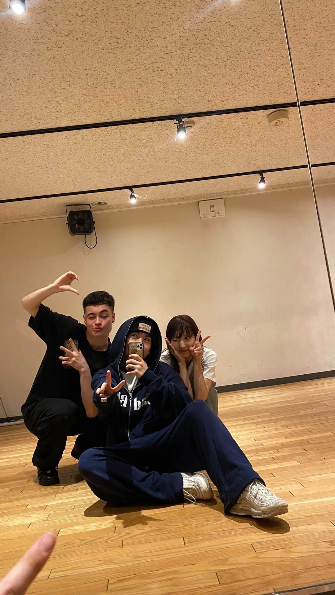 飯島望未のインスタグラム：「毎回2時間内で振り付け覚えて 練習して動画撮ってって  本当にあっという間。だけど毎回すっごく楽しくて いつもこの為だけに振り付け考えてくれる ヨリト君とこっちゃんに感謝🥹🪼🩵  今日は難しすぎた、、😂  Love @yorito.dance @kitahara_kou 🫶🏼」