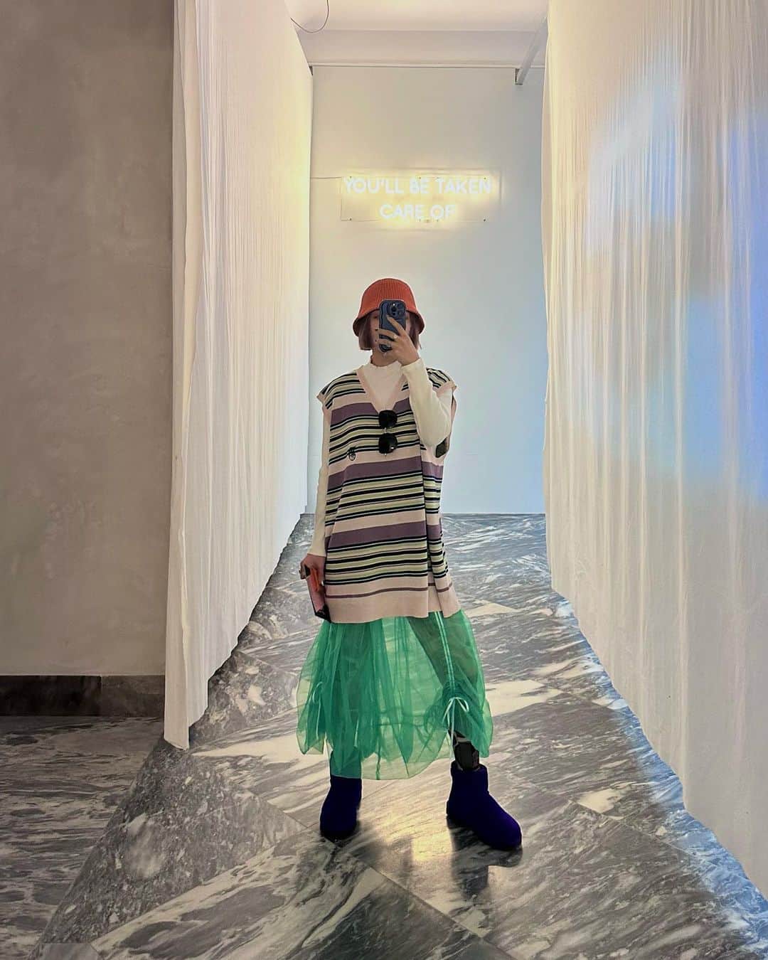 相羽瑠奈のインスタグラム：「デザインミュージアムに行った時のコーデ🍊🧼🔮  vest @dairiku skirt, tights @rrr_tokyo inner @uniqlo_jp  boots @ugg @uggjapan hat @override_official  outer, bag #used  チュールスカートは14日(金)〜店舗通常販売スタートします！オンラインは21:00〜📱発色の良いエメラルドグリーンで、写真映えする！！🧼 下にタイツ透けさせて履くのもかわいいいい  4,5枚目の写真は、コペンハーゲンの観光地ニューハウンにて、道ゆく人に声かけて撮ってもらった写真 🌈良い思い出」