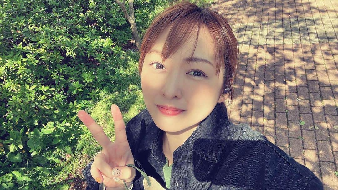 脇田唯のインスタグラム：「💚  離れたいなぁと思っている場所があって、でも、「悪い所ばかりじゃないんだよなぁ」「良いところもあるんだよなぁ」って自分の中で庇うのだけど、不思議なもので、その言い訳では庇いきれない事が日に日に増えていってるので、離れるべきなんだなって『決断』させてくれる。  ここに居るべきじゃない。 私はここに長居をすべきじゃないんだなって思う。  今日はその最後の糸が切れた日。  本当に、居ることは出来なくはないんだけど、居ないほうがいいなって分かった。  すごくありがたい。  次に進むよ、僕はね。  全然ネガティブな話ではないんだけど、むしろポジティブな話なんだけどね。  お人好しだったり、断れなかったり、必要とされてる風に弱いので（笑）  でも多分、本当に『風』なんだと思うんだ。 だから、ここに時間を使うのをやめたほうがいいんだとハッキリした。  虫の知らせとか、第六感とか、あんまりスピリチュアルなことを言いたい訳ではないけど、やっぱ、目に見えない力ってあるんよね。  こんなに、突然、『粗』が出るのは、たぶん、ここに居なくてもいいよ、ここのことで気に病まなくていいよって言うお告げなんだと思う。  そのタイミングで次のお話が来るのも、今捨てるべきやで！って教えてくれたんだな。」