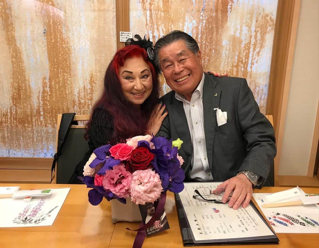 AIのインスタグラム：「Happy happy birthday mama❤️❤️❤️sorry I got late…😂😂😂love u so much!!!!!!!!thank you for always giving us confidence and love and Always encouraging us no matter what❤️❤️❤️ ママ！！！ちょっと遅れちゃったけどお誕生日おめでとう🎂❤️  #最高のママ #最強のママ #バーバラ最強 #ママを祝うダダ最高 #感謝 #4/10」