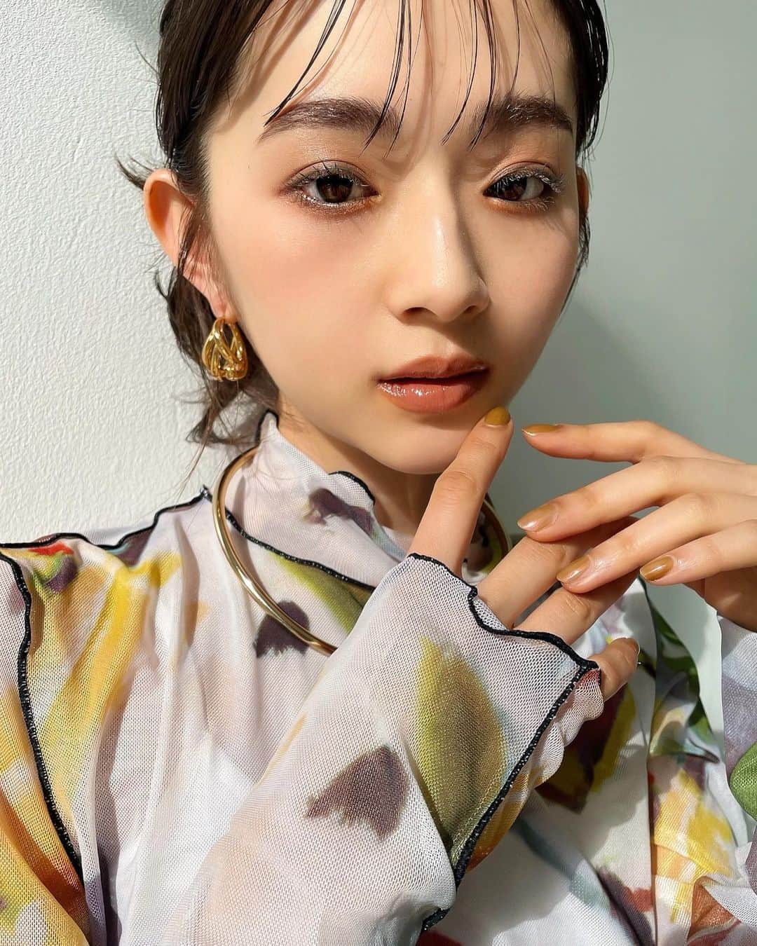 谷口翠彩のインスタグラム：「🌿🟡 𝐦𝐨𝐝𝐞𝐫𝐧 𝐜𝐚𝐬𝐮𝐚𝐥 🟡🌿  風光る   　　　　初夏を感じるgolden brown🌙  addictionbeauty @addictionbeauty_official  101nostalgic summer  他使用アイテムは後日。 .  . . .  #みどめいく#みどへあめいく #カラーライナー#新作コスメ#新作コスメ2023#春コスメ2023#rmk#addiction#addictionbeauty#didion#chanelbeauty」