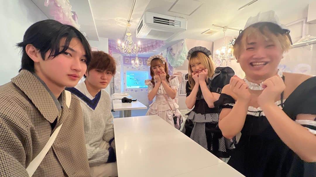のインスタグラム：「家族でメイド喫茶いってきたお🥲   #メイド喫茶#すずしょうと#すずしょうととは#家族 #brother#family #兄弟」