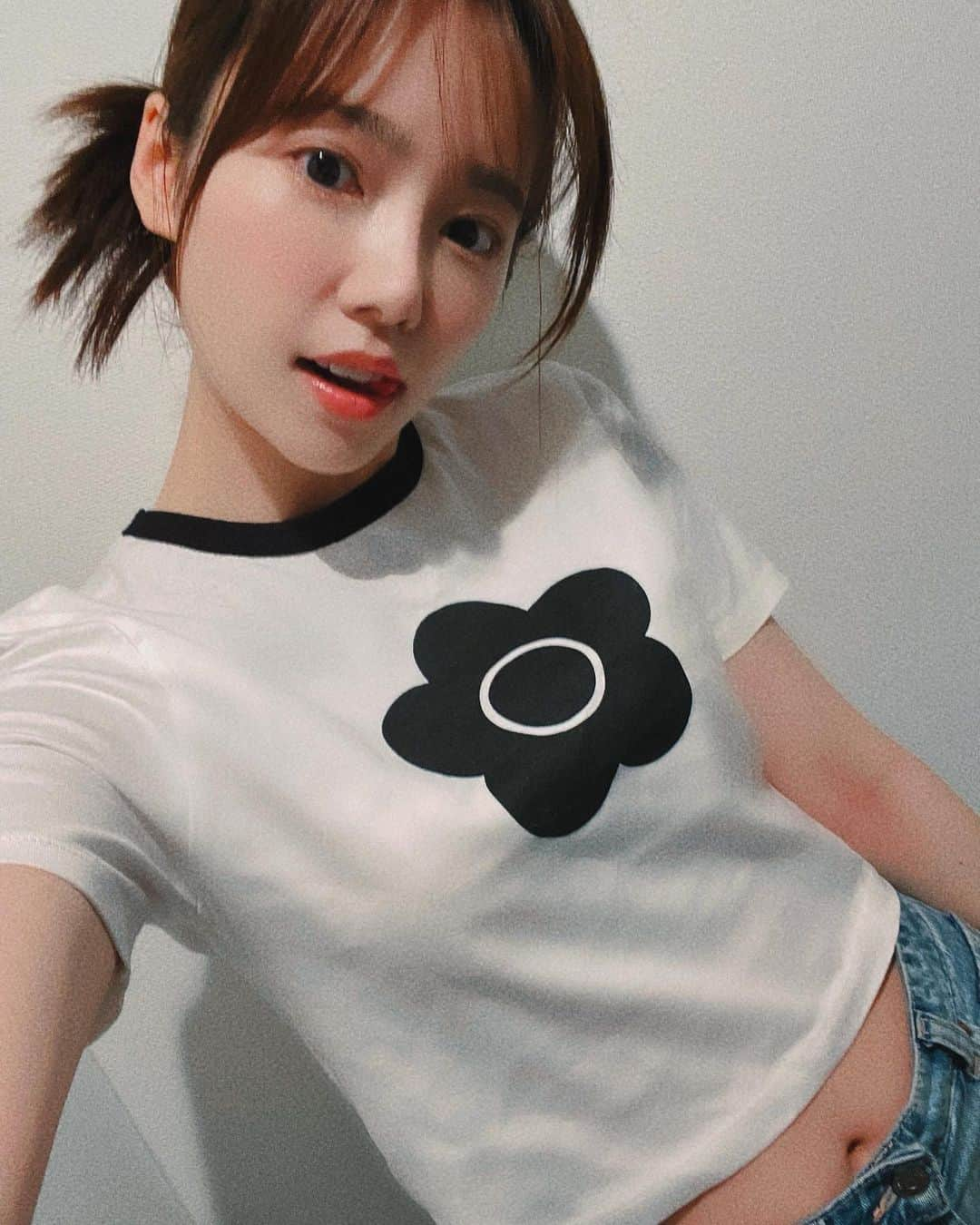 島崎遥香のインスタグラム：「暖かくなってきたね😊 可愛いTシャツもらっちゃった🌼」