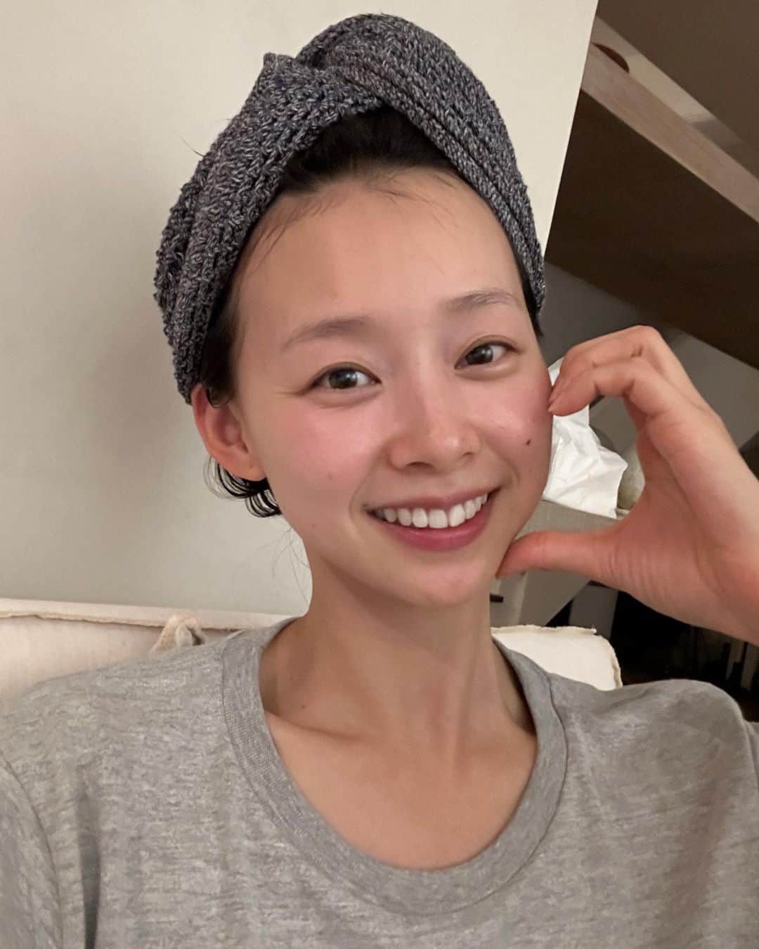 吳斐莉のインスタグラム：「泡完澡直接自帶腮紅 還可以用手機前鏡頭自拍也不怕🤳 皮膚也太好了吧～ ((被自己驚艷到🤣」