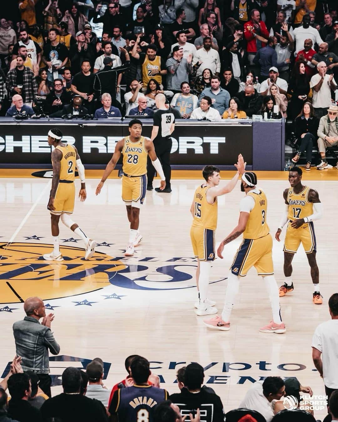 レブロン・ジェームズさんのインスタグラム写真 - (レブロン・ジェームズInstagram)「FREEZE!!!!! MIAMI VICE 👌🏾. What an amazing atmosphere it was inside that arena last night!!! INCREDIBLE INCREDIBLE INCREDIBLE VIBES ✨✨✨. YESSIR Playoff Bound #ThekidfromAKRON🤴🏾 #TheManInTheARENA🏟️ #SFG🚀」4月12日 22時49分 - kingjames