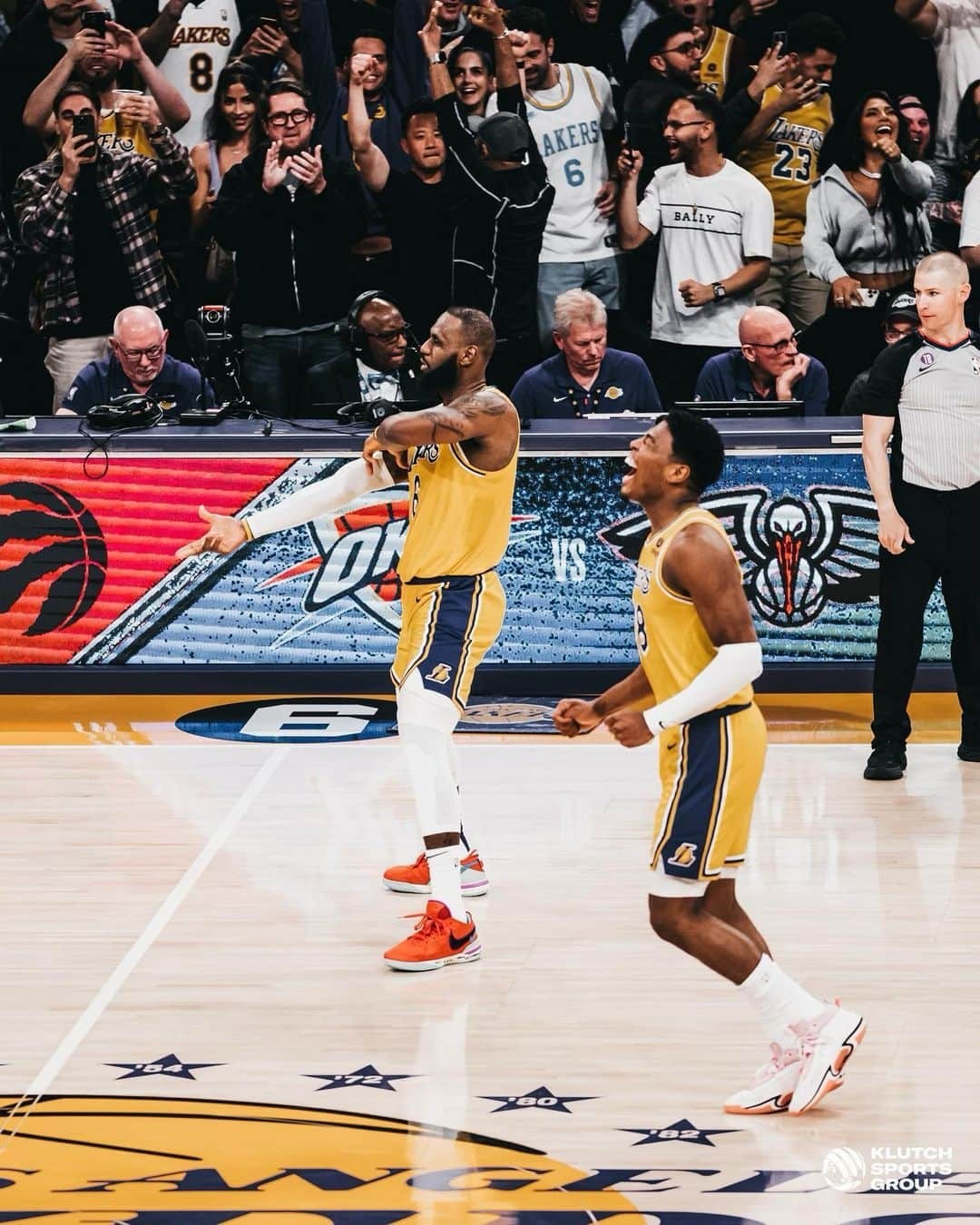 レブロン・ジェームズさんのインスタグラム写真 - (レブロン・ジェームズInstagram)「FREEZE!!!!! MIAMI VICE 👌🏾. What an amazing atmosphere it was inside that arena last night!!! INCREDIBLE INCREDIBLE INCREDIBLE VIBES ✨✨✨. YESSIR Playoff Bound #ThekidfromAKRON🤴🏾 #TheManInTheARENA🏟️ #SFG🚀」4月12日 22時49分 - kingjames