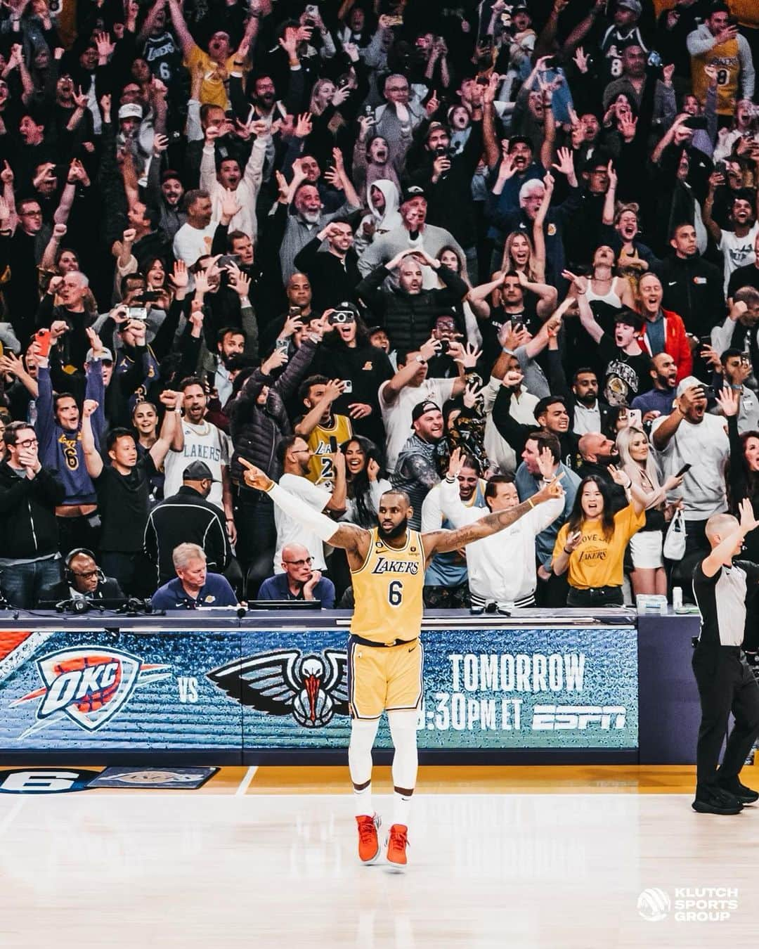 レブロン・ジェームズさんのインスタグラム写真 - (レブロン・ジェームズInstagram)「FREEZE!!!!! MIAMI VICE 👌🏾. What an amazing atmosphere it was inside that arena last night!!! INCREDIBLE INCREDIBLE INCREDIBLE VIBES ✨✨✨. YESSIR Playoff Bound #ThekidfromAKRON🤴🏾 #TheManInTheARENA🏟️ #SFG🚀」4月12日 22時49分 - kingjames