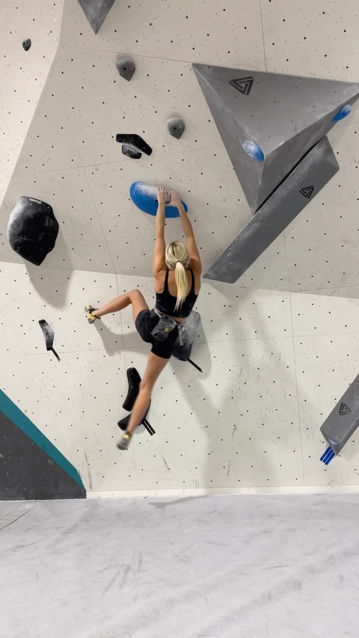 シエラ・ブレア・コイルのインスタグラム：「Between training and climbing outside it feels like I’ve been doing quite a lot of falling lately (and some sending too of course 😜)  Happy to be able to track my workouts and my progress in @myclimbapp 💪🏼 MyClimb helps keep me on track with my workouts but also helps me evaluate my sessions and training as a whole 😎   #LearnTrainClimb #LogAnyClimbAnywhere #theClimbingTrainingApp」