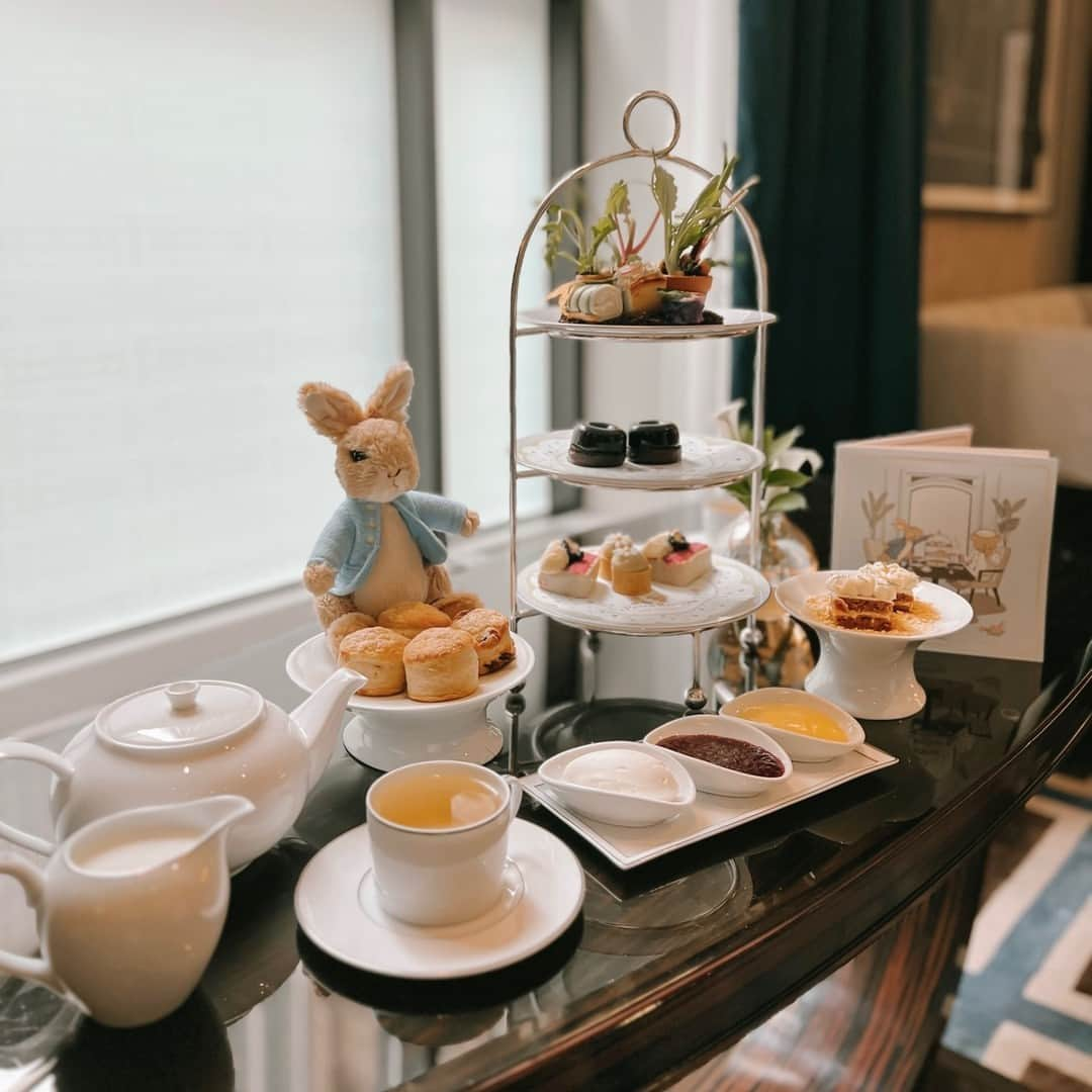 The Peninsula New Yorkさんのインスタグラム写真 - (The Peninsula New YorkInstagram)「Hop into springtime with The Peninsula New York and join us for a special Peter Rabbit™-themed Afternoon Tea. With a family-friendly menu inspired by Mr. McGregor’s Garden and the Lake District, guests of all ages are invited to delight in the wonderful world of Peter Rabbit right here on Fifth Avenue. Reserve with #LinkInBio.  #PeterRabbit #BeatrixPotter #afternoontea #gothamlounge」4月12日 23時00分 - thepeninsulanyc