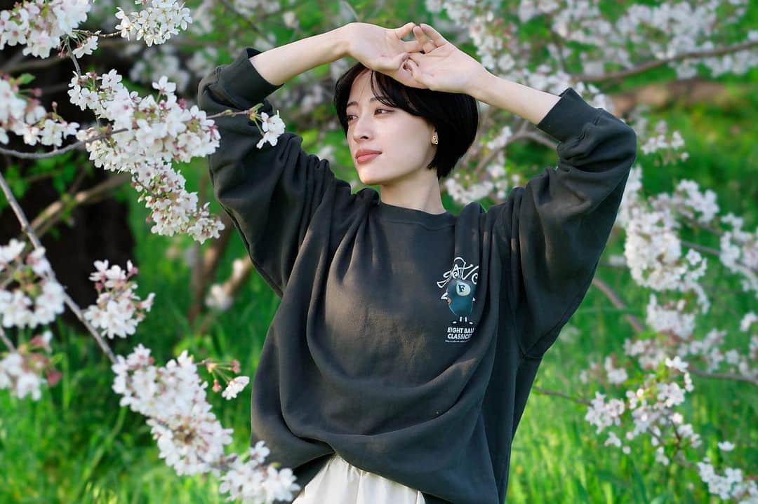 のインスタグラム：「🐈 ・ さくら〜🌸 よい天気すぎました ・ ・ ・  #portrait #ポートレート #黒髪ショート #カジュアルコーデ #トレーナーコーデ #春コーデ」