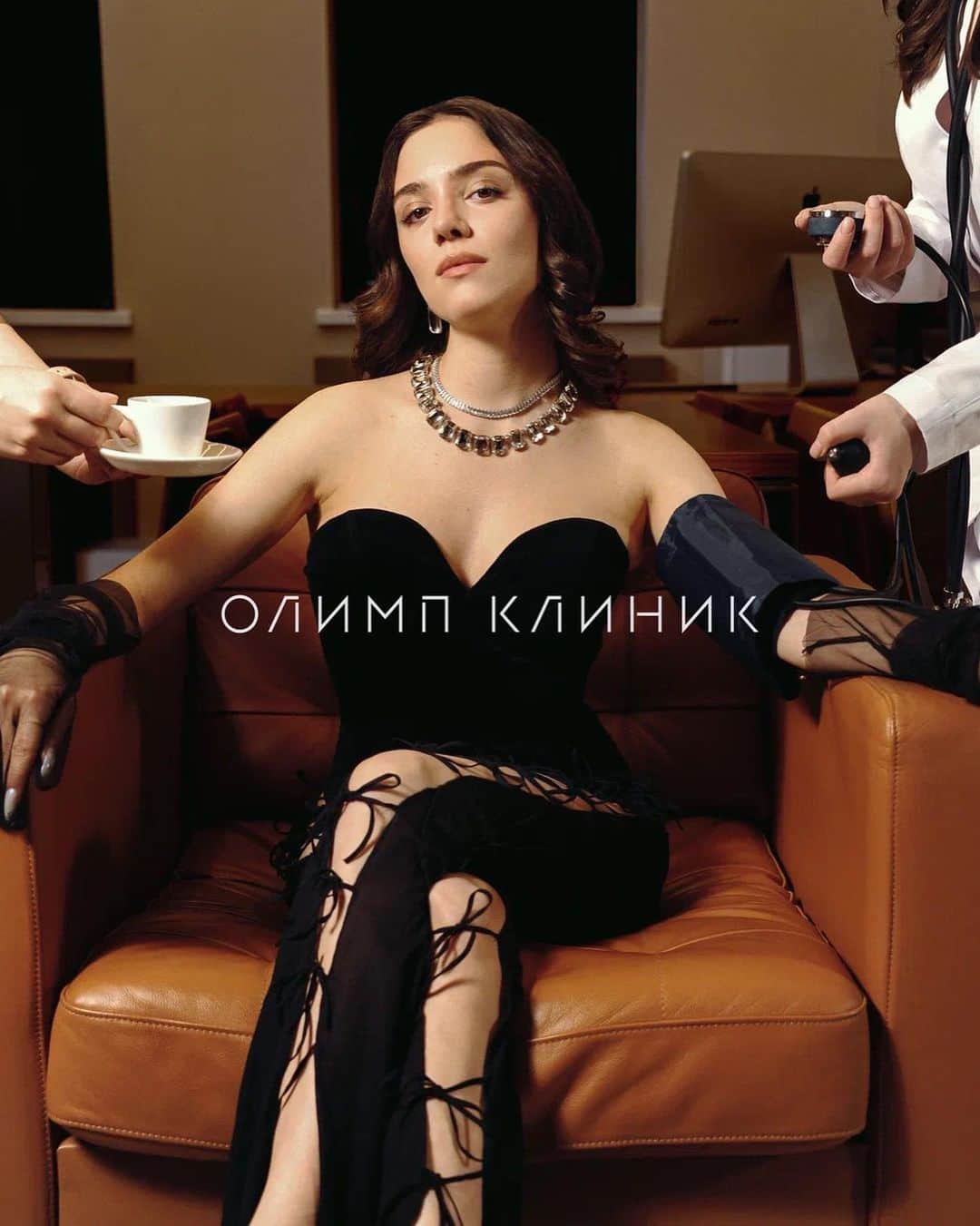 エフゲニア・メドベージェワのインスタグラム：「Следить за здоровьем стало трендом, но я осознаю его ценность с раннего детства. Важно оставаться в лучшей форме всегда, несмотря на моду.  Доверить его можно далеко не всем, но я нашла лучших в этой специфике.  Наивысший комфорт во всем: обслуживание, внимание к деталям, пространство (с нотками Tom Ford в холлах) — это про Олимп Клиник.   В одном здании лучшие специалисты различных областей, широчайший парк оборудования, он позволяет не выбирать из того, что есть, а подбирать аппараты под уникальную задачу пациента. Мою задачу.  Мы показали вам трепетное отношение клиники к каждому пациенту🫶🏻  P.S. А оценить результат нашей совместной работы вы можете на снимках, ведь на них нет ретуши!」