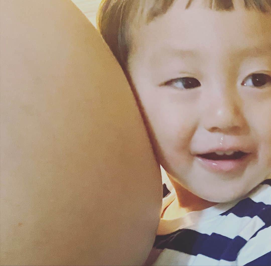 YOPPYのインスタグラム：「. 昨日 あたしは　自分のラッキーを全て使用済みにしてしまったのではないかと 錯覚を起こしてしまうほど　いい日だった  でもそれは 飼い犬の散歩中にだけ　起こった二度のラッキー過ぎるラッキーな事であった  犬を飼っててよかった  声をかけられたのは 飼い犬が居てくれたから起こった出来事  犬を飼うって 引き寄せのパワーもすごい  とってもいい気分にもなるし 反対も存在するわけですもの  今の所 断然　犬と共に歩む日々以外を想像する方が　誠に難しい結果に  幸せとは」