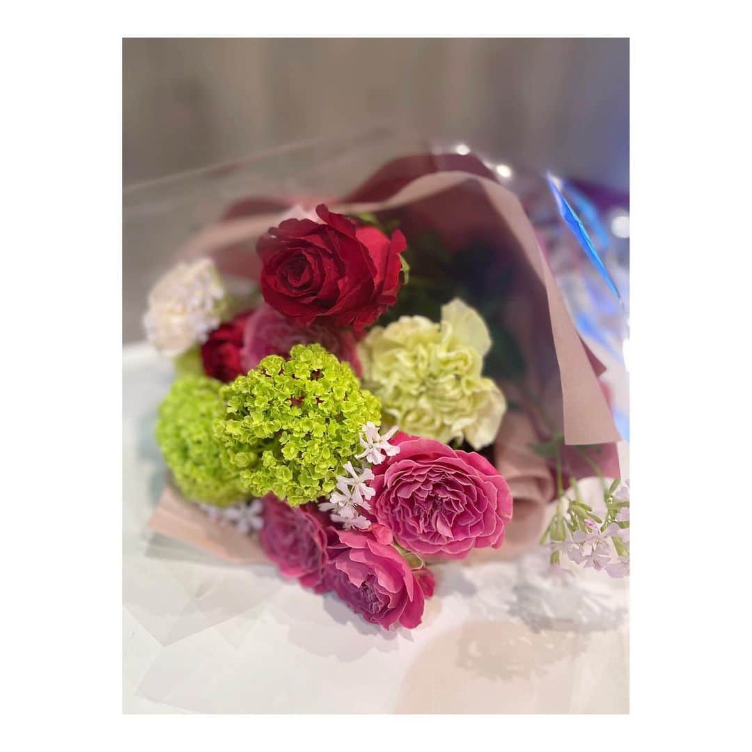 三宅絹紗さんのインスタグラム写真 - (三宅絹紗Instagram)「💐 春っぽさと どこか落ち着きを感じる アレンジメント🌹  毎日可愛いね〜😚と声かけて 水をあげているのですが、 どんどん元気に 美しくなっている気がする😳🌟  もしかして、、、🗣👂🏻？  #春ブーケ#フラワーアレンジメント💐 #いわて#めんこいテレビ#三宅絹紗」4月12日 23時01分 - kinusa_miyake_mit